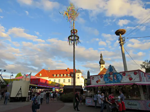 Rund um den Kerweplatz und die Kirchenstraße wird in Böhl vier Tage lang Kerwe gefeiert. | Foto: Brigitte Melder