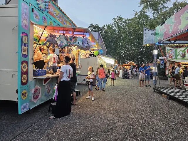 Zwischen Fahrgeschäften und Buden gibt es auf dem Festplatz einiges zu entdecken. | Foto: Eva Bender