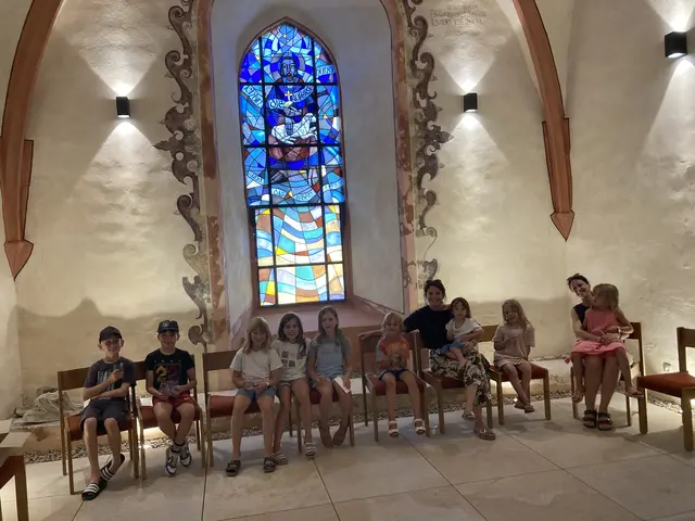 Kinder und deren Muttis besuchen die KälteInsel im Chorraum der Christuskirche. | Foto: Ellen Löwer