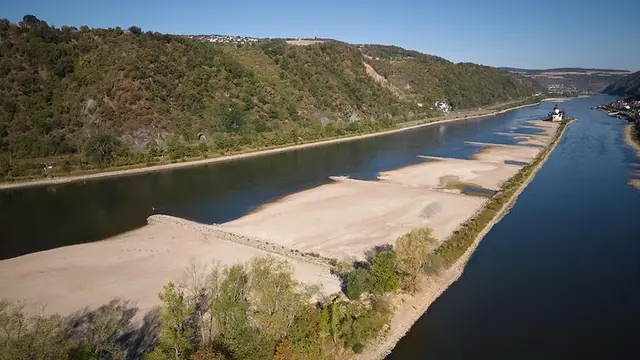 Rekord-Niedrigwasser am Rhein zwingt Transporte zu Umwegen. Das erhöht die Zahl der Umschläge und Lagerungen und damit das Risiko von Transportschäden. | Foto: © picture alliance / dpa / Thomas Frey
