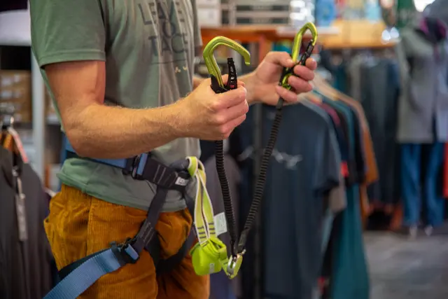Klettersteigset auswählen: Gewichtsspanne, DIN EN 958, CE-Kennzeichnung und sichere Karabiner-Bedienung prüfen. | Foto: TÜV SÜD/Conny Kurz