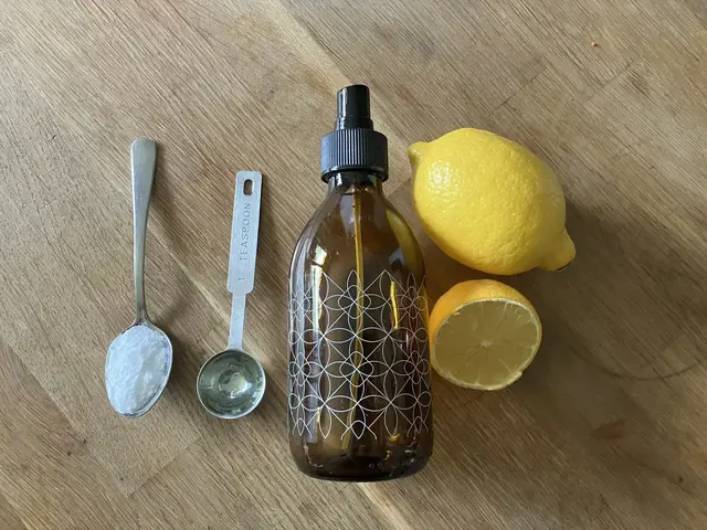 Badreiniger selbst machen: Selbstgemacht ist umweltfreundlicher. Den Reiniger  einfach in eine Sprühflasche füllen. So ist er immer griffbereit. | Foto: Stephanie Walter