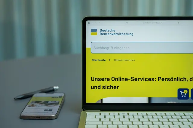 Das Dokument nicht automatisch bekommen? Dann lässt es sich über die offiziellen Online-Services der DRV kostenlos bestellen. | Foto: Nico Tapia/dpa-mag