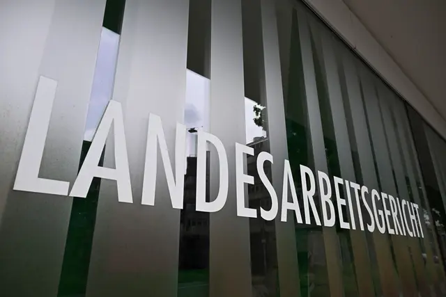 Urteil des Landesarbeitsgerichts zu Lohnunterschieden bei Daimler Truck. (Archivbild) | Foto: Bernd Weißbrod/dpa