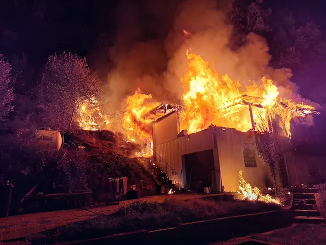 Nach einem Brand in der Nachbarschaft sperrt die Feuerwehr eine Straße, während Löschfahrzeuge und Einsatzkräfte vor Ort arbeiten. | Foto: Stadt Pirmasens