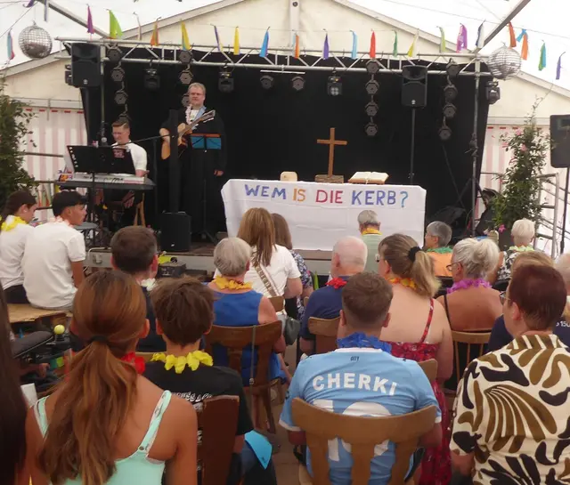 Altenglan hat 150 Jahre Kerwe mit Zeltgottesdienst, Straußrede, Musik und Ehrungen gefeiert. Kerwegottesdienst mit Pfr. Sven Lotter u. am Ky -Board Markus Arnold | Foto: Arnold Ägidius 