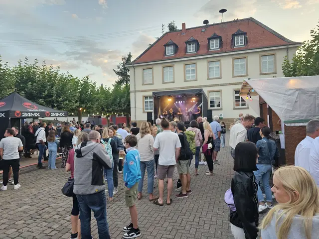 Livemusik gehört bei der Ruppertsberger Kerwe an mehreren Tagen zum Programm. | Foto: Eva Bender
