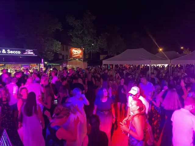 Besonders am Freitag und Samstag herrschte auf dem Dorfplatz reger Betrieb | Foto: Kai Altvater/gratis