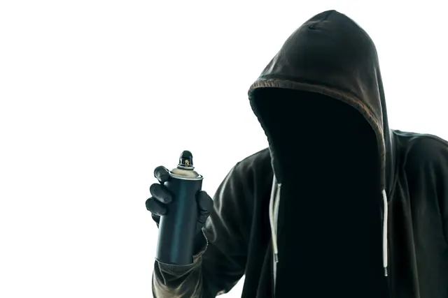 Unbekannte haben am Bürgerhaus in Rockenhausen Graffiti mit schwarzer Farbe aufgesprüht. Die Polizei ermittelt wegen Sachbeschädigung und sucht Zeugen. | Foto: Bits and Splits/stock.adobe.com