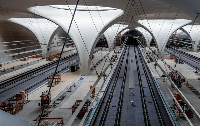 In der Halle des neuen Tiefbahnhofs in Stuttgart soll es auch ohne Klimaanlage kühl bleiben, sagt die Bahn in einem Video. Die Zuschauer sind eher skeptisch. (Archivbild) | Foto: Christoph Schmidt/dpa