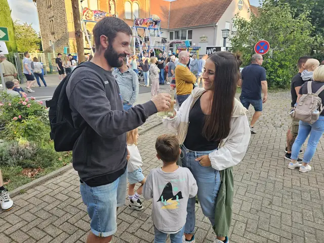 Gemeinsam anstoßen und die Kerwe genießen: In Ruppertsberg gehört Geselligkeit zum Fest dazu. | Foto: Eva Bender