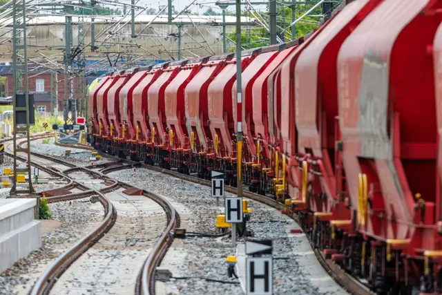 Ein Güterzugwaggon ist im Rangierbahnhof Mannheim entgleist - die Umstände sind noch unklar. (Symbolbild) | Foto: Jens Büttner/dpa