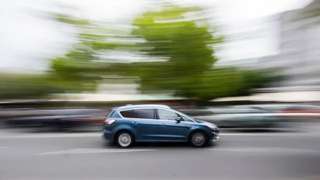 Ein blauer Gebrauchtwagen kostet laut der Autobörse «mobile.de» im Schnitt 22.960 Euro. | Foto: Julian Stratenschulte/dpa-mag