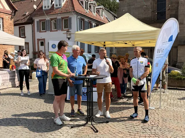 Landrat Ralf Leßmeister (Zweiter von rechts) freute sich über die hohe Zahl der Teilnehmer und der geradelten Kilometer. Zu sehen sind außerdem Harald Westrich (von links), Verbandsbürgermeister Otterbach-Otterberg, Walter Eichler, Vorsitzender von "KulturART" und Ralf Schwarm, Verbandsbürgermeister Weilerbach | Foto: Kreisverwaltung KL/gratis