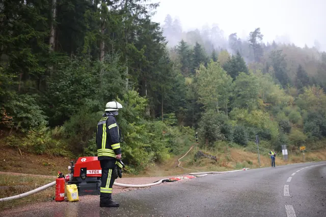 Seit dem Ausbruch am Sonntagnachmittag kämpfte die Feuerwehr fieberhaft gegen die Flammen.  | Foto: Philipp von Ditfurth/dpa