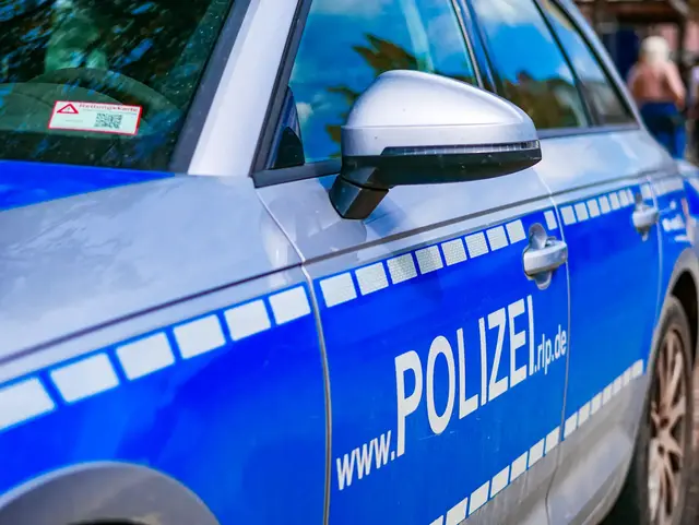 Die Polizei ist in Köln-Niehl nach Meldungen über Schüsse aus einer Dachgeschosswohnung im Großeinsatz. Die Erlenhofstraße und umliegende Straßen sind aktuell gesperrt. | Foto: Kim Rileit