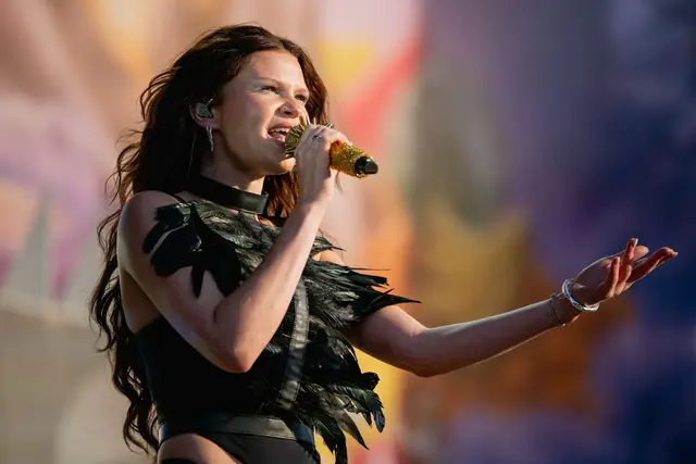 Die Sängerin Ikkimel tritt auf der Main Stage des "SonneMondSterne" Festivals an der Bleilochtalsperre in Saalburg-Ebersdorf auf. Sie hat einen neuen Song veröffentlicht. | Foto: Jacob Schröter/dpa-mag