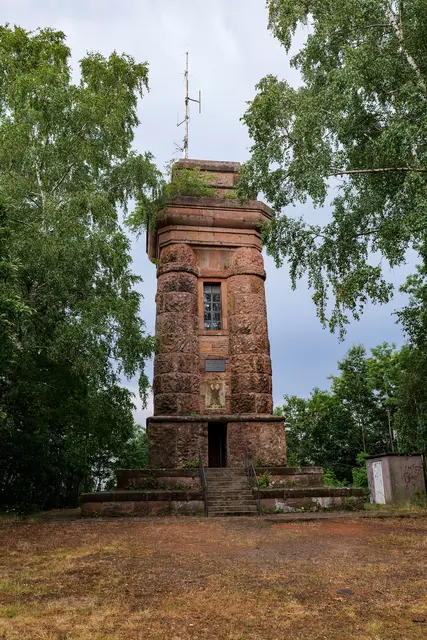 Der Bismarckturm auf dem Kirchberg ist eines der markantesten Wahrzeichen Landstuhls. Einst befand sich auf seiner Spitze eine fast zwei Meter große Feuerschale. | Foto: Erik Stegner