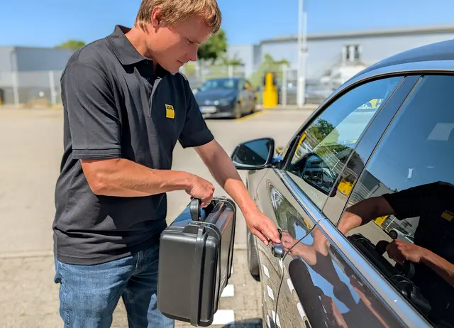 Mit einem Funkverlaengerer prueft der ADAC, ob Keyless-Systeme ausreichend gegen Diebstahl geschuetzt sind. | Foto: ADAC