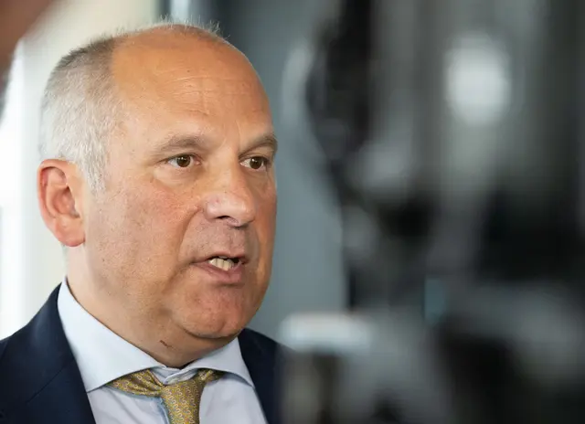 Mit dem Vereinsverbot setze man ein Zeichen gegen das Erstarken des Antisemitismus, erklärte Hessens Innenminister Roman Poseck (CDU). | Foto: Boris Roessler/dpa