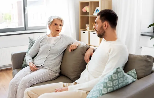 Trickdiebe haben in Karlsruhe-Grötzingen und Oberhausen-Rheinhausen zwei Seniorinnen bestohlen. Die Polizei Karlsruhe warnt vor der Masche und sucht nach einem Verdächtigen, der sich als Physiotherapeut ausgegeben haben soll. | Foto: Syda Productions/stock.adobe.com