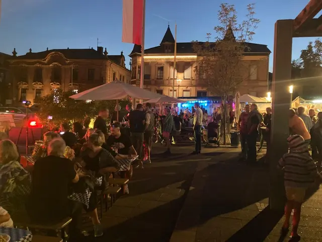 Abendstimmung, Musik und volle Plätze prägen das Stadtfest in Edenkoben – von Freitag bis Sonntag wird am Werner-Kastner-Platz gefeiert. | Foto: Stadt Edenkoben