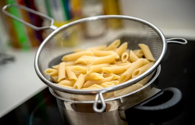 Nudelreste übrig? Erst auskühlen lassen, dann gut verschlossen in den Kühlschrank. | Foto: Zacharie Scheurer/dpa-mag