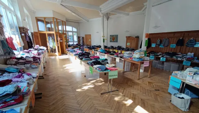 Kinderkleidung im Saal ... | Foto: C. Venter