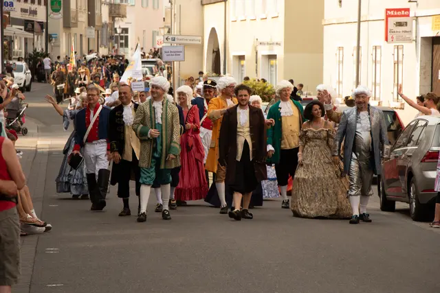Wie beim Festungsfest 2023 wird es auch zum Stadtjubiläum 2026 einen historischen Festumzug geben | Foto: Heike Schwitalla