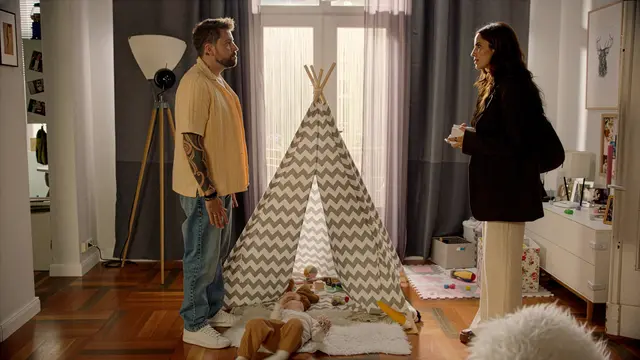 Laura und John geraten bei GZSZ wegen Lauras Umgang mit dem Video über Zoe aneinander.