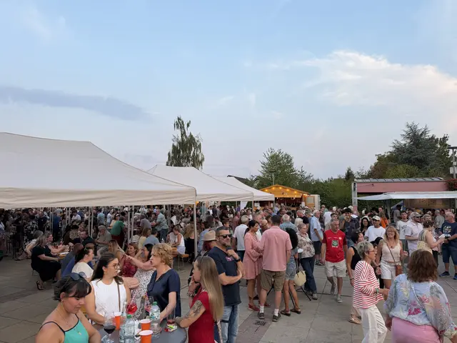 Bestes Sommerwetter, guter Wein und gesellige Stunden: Das Weindorf 2026 auf dem Weilerbacher Dorfplatz war am Wochenende bestens besuch | Foto: Kai Altvater/gratis