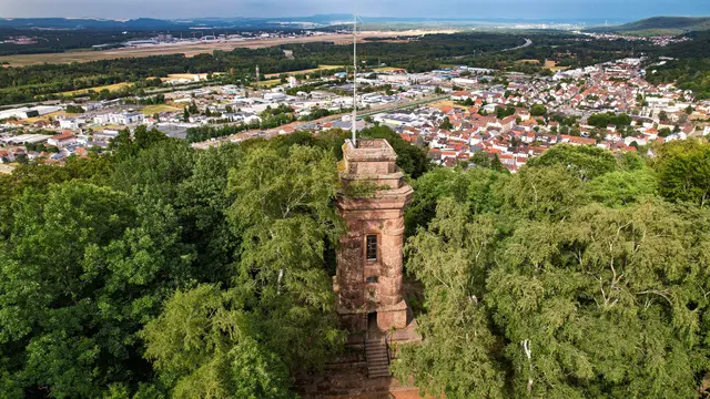 Der Bismarckturm erhebt sich auf dem Kirchberg über Landstuhl. Die freie Sicht über die Stadt lässt erahnen, wie weit die Feuer auf seiner Plattform einst zu sehen gewesen sein müssen. Im Hintergrund öffnet sich der Blick über Landstuhl und die Westpfalz. | Foto: Erik Stegner