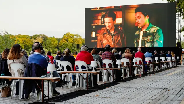 Im vergangenen Jahr kamen den Veranstaltern zufolge mehr als 135.000 Kinofans auf die Parkinsel im Rhein nahe der Grenze zu Baden-Württemberg. (Archivbild) | Foto: Uwe Anspach/dpa