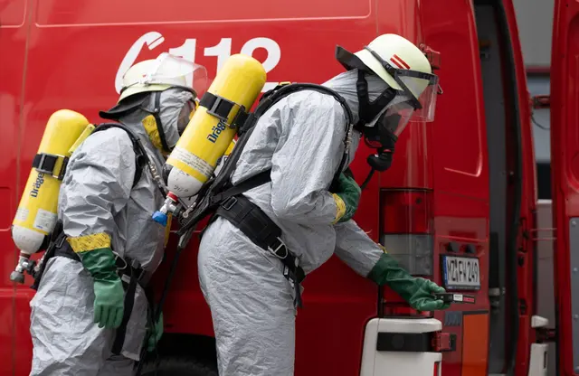 Die Berufsfeuerwehr Mainz hat auf dem Campus der Johannes Gutenberg-Universität den Umgang mit radioaktiven Stoffen trainiert. | Foto: Boris Roessler/dpa