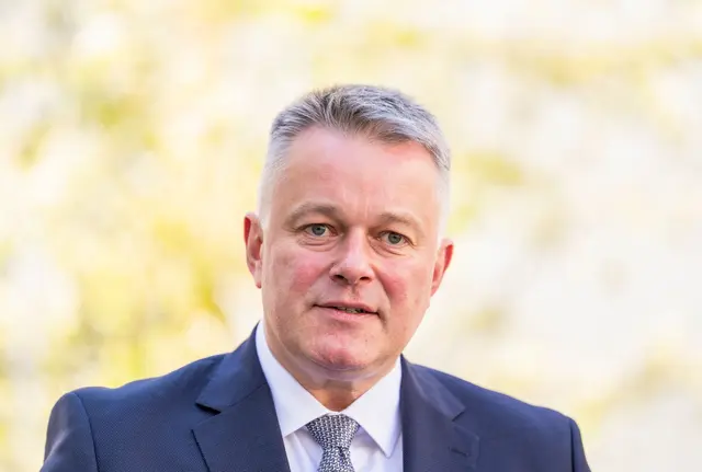 Der rheinland-pfälzische Ministerpräsident Gordon Schnieder (CDU) setzt auf einen Sieg der demokratischen Mitte bei der Landtagswahl in Sachsen-Anhalt. (Archivbild) | Foto: Andreas Arnold/dpa
