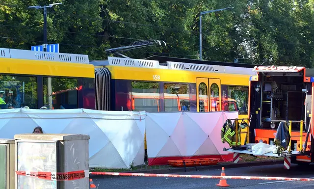 Eine 63-Jährige ist tödlich verunglückt.  | Foto: Dettenmeyer/SDMG/dpa