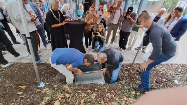 Für die nächsten Generationen: Die Zeitkapsel zum 750. Stadtjubiläum von Kaiserslautern wurde am 18. August zwischen Fruchthalle und Tourist Information im Boden versenkt. Citymanager Constantin Weidlich (vorne links) und Franz Rheinheimer von der Firma Horn heben den Deckel darauf | Foto: Monika Klein