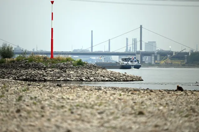 Der Regen stoppt das weitere Absinken der Pegelstände. Die Schifffahrt sollte aber nicht zu viel erwarten, warnt ein Experte. (Archivbild)  | Foto: Federico Gambarini/dpa