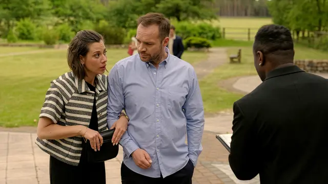 Erik (Patrick Heinrich) hilft Matilda (Anna-Katharina Fecher) mit einem Trick aus seiner Jugend auf eine ausgebuchte Veranstaltung. Später hat er bereits eine Idee, wie sie sich revanchieren könnte. | Foto: RTL