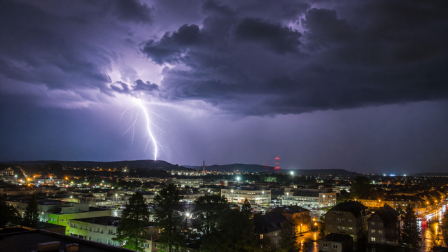 Der Deutsche Wetterdienst warnt am Mittwochabend vor starken Gewittern in Pirmasens. Möglich sind Sturmböen bis 85 Kilometer pro Stunde, Starkregen und kleinkörniger Hagel.  | Foto: Symbolbild: KI-generiert