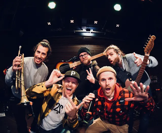 Zweierpasch aus Freiburg und Straßburg. Die preisgekrönte Formation um die Zwillingsbrüder Felix und Till verbindet World-Hip-Hop mit deutsch-französischen Texten | Foto: Felix_Neumann/Panoramique_Pix/frei
