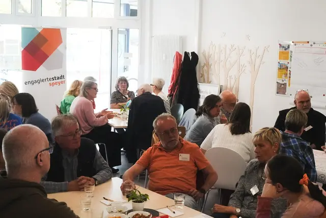 Die Speyerer Freiwilligenagentur lädt Engagierte und Organisationen zum zweiten Stammtisch Ehrenamt ins Seniorenbüro ein. | Foto: © Stadt Speyer, Melanie Waldschmidt