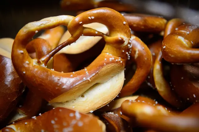 Die Luftfeuchtigkeit ist entscheidend dafür, wie knusprig die Brezel ist. (Symbolbild) | Foto: Sina Schuldt/dpa