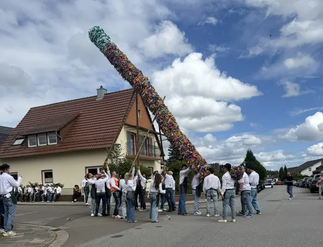 Beim Kerweumzug in Morlautern wird der Strauß an drei Straßenkreuzungen dreimal "aufgestummbt"
 | Foto: Mike Lenz/gratis