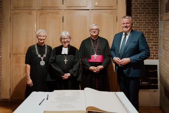Oberbürgermeisterin Kimmel, Kirchenpräsident Wüst, Bischof Wiesemann und Ministerpräsident Schnieder nach dem Eintrag ins Goldene Buch | Foto: Peaks Agency/gratis