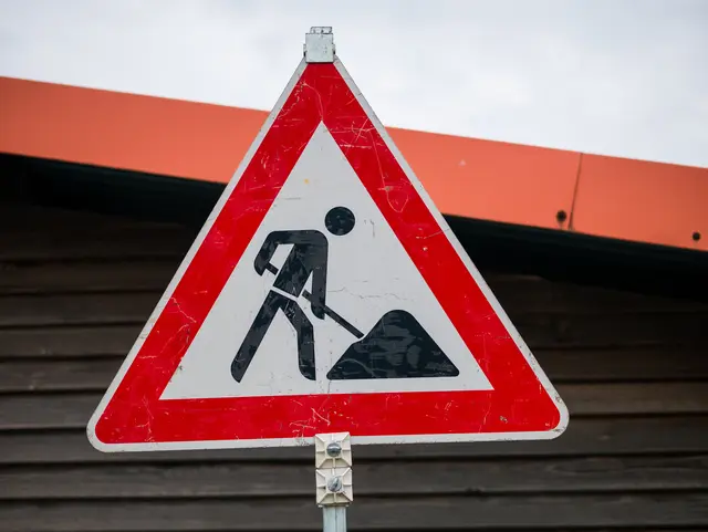 Das Schild Baustelle warnt Verkehrsteilnehmer vor Beeinträchtigungen von Wegen und Fahrbahnen / Symbolfoto | Foto: Kim Rileit