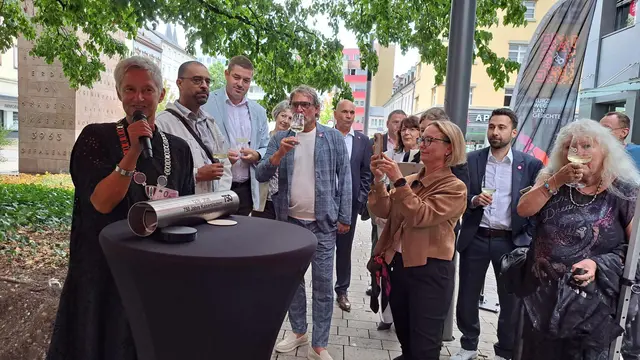 Für die nächsten Generationen: Die Zeitkapsel zum 750. Stadtjubiläum von Kaiserslautern wurde am 18. August zwischen Fruchthalle und Tourist Information im Erdreich versenkt | Foto: Monika Klein