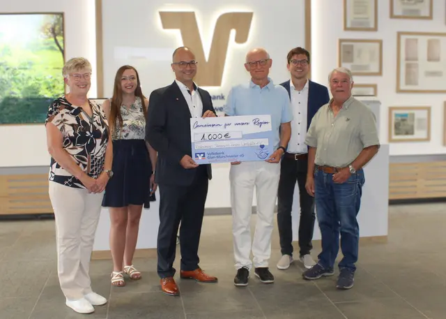Dr. Jürgen Gabriel dankte der Volksbank Glan-Münchweiler im Namen des gesamten Vorstandes für die großzügige finanzielle Unterstützung und die langjährige Verbundenheit mit dem Hospiz und seinem Förderverein. Von Links im Bild: Vera Lang, Melanie Schmitt, Christian Dietrich, Dr. Jürgen Gabriel, Christopher Bretscher und Eckhard Richter.

 | Foto: fshw_umu