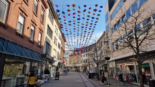 Nach einem Einbruch in einen Friseursalon in der Riesenstraße in der Fußgängerzone in Kaiserslautern ermittelt die Kripo. Unbekannte stahlen einen vierstelligen Bargeldbetrag und richteten Sachschaden an. | Foto: Ralf Vester