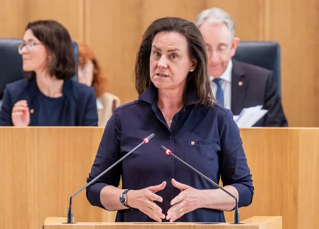 Die Bildungsministerin war als Jugendliche Leistungssportlerin und findet Leistung gut.  | Foto: Andreas Arnold/dpa